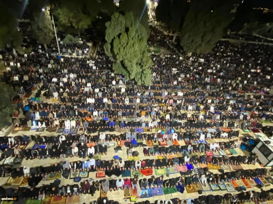 تصاویری از حضور گسترده و باشکوه شب گذشته 130 هزار نمازگزار فلسطینی در نماز تراویح مسجد الاقصی 8