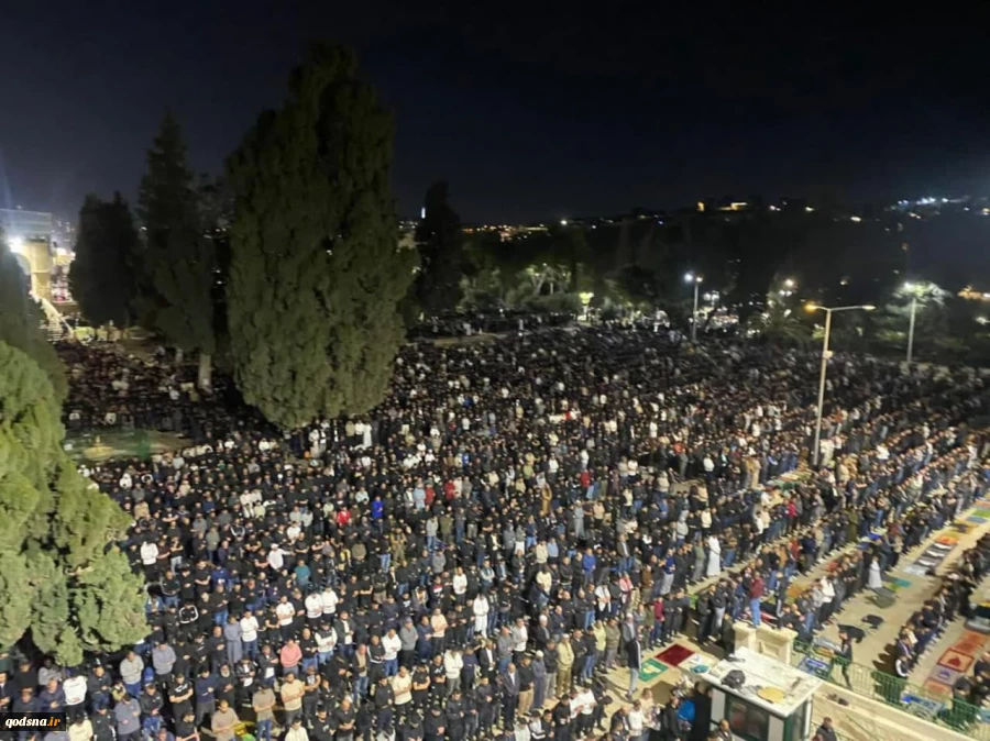 تصاویری از حضور گسترده و باشکوه شب گذشته 130 هزار نمازگزار فلسطینی در نماز تراویح مسجد الاقصی 9