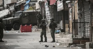 یورش اشغالگران به مناطق مختلف کرانه باختری/ بازداشت چند آزاد فلسطینی در قلقیلیه/ تبدیل منازل مردم به پادگان نظامی