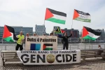 تجمع حامیان فلسطین در برابر بانک مرکزی ایرلند در محکومیت حمایت از رژیم اشغالگر صهیونیستی و نسل‌کشی در غزه 3