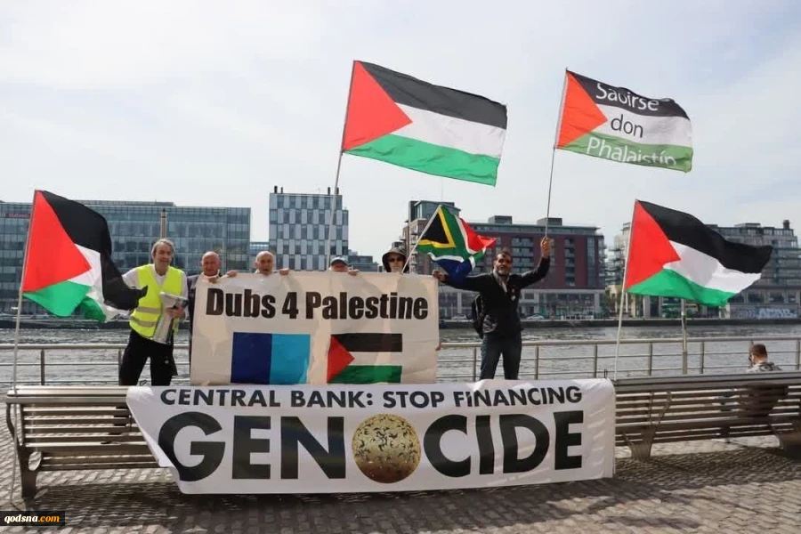 تجمع حامیان فلسطین در برابر بانک مرکزی ایرلند در محکومیت حمایت از رژیم اشغالگر صهیونیستی و نسل‌کشی در غزه 3
