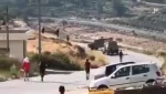 فرار خودروهای نظامی اشغالگران صهیونیست از جوانان سنگ بدست فلسطینی