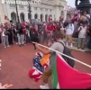 پایین آوردن پرچم آمریکا و بالا بردن پرچم فلسطین در واشنگتن دی سی 

جمهوریخواهان از پلیس برای عدم مداخله در این حرکت معترضان طرفدار فلسطین انتقاد کردند.