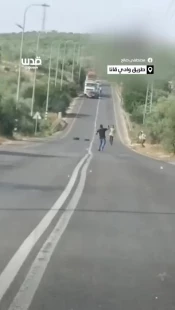 مقابله جوانان فلسطینی با حمله صهیونیست ها به خودروهای فلسطینی ها در کرانه باختری