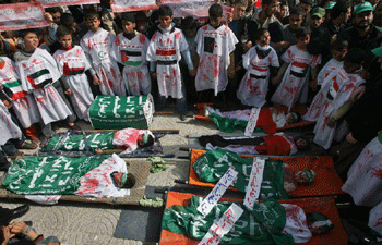 ألاطفال الفلسطینیون یرتدون الأکفان